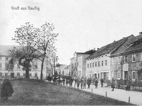 An der Kirche 1920